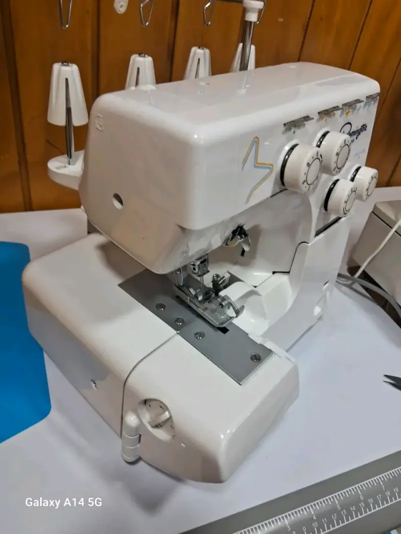 Máquina de coser overlock Remington blanca