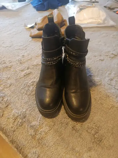 Botines negros con cadenas decorativas - miniatura 1