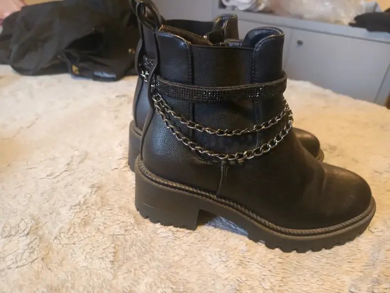 Botines negros con cadenas decorativas - 3