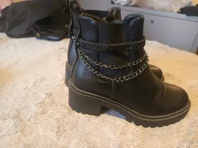 Botines negros con cadenas decorativas - miniatura 3