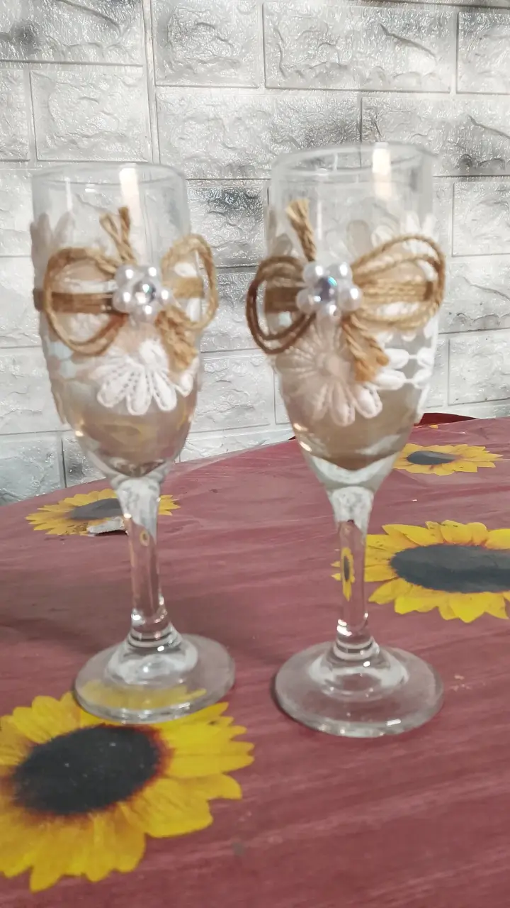 Copas de champán decoradas con encaje