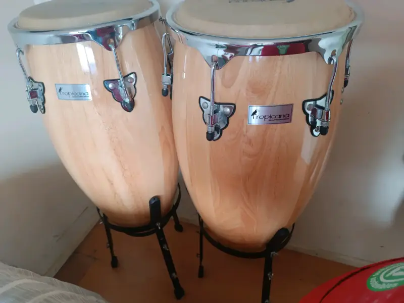 Congas Tropicana de madera con soportes