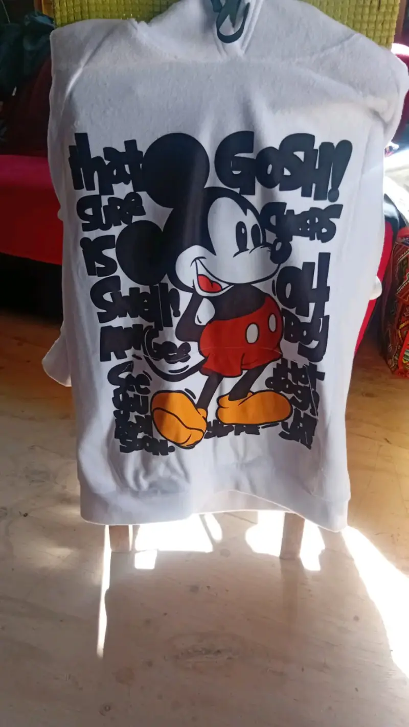Polera blanca con diseño de Mickey Mouse - 1