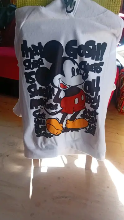 Polera blanca con diseño de Mickey Mouse - miniatura 1