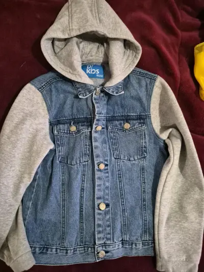 Chaqueta infantil con capucha y estrellas - miniatura 6