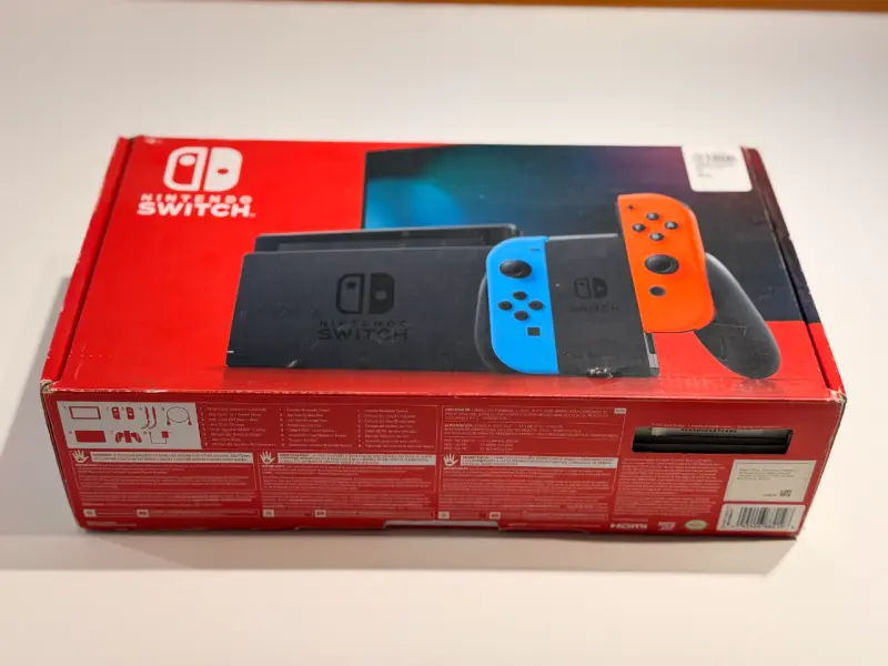 Consola Nintendo Switch con Joy-Con rojo y azul - 1