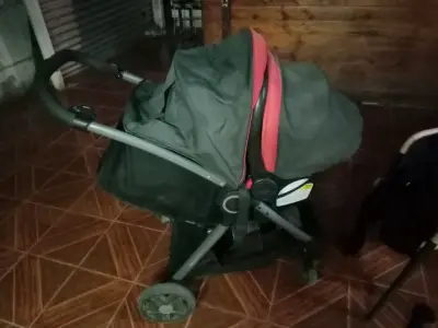 Coche de bebé plegable negro y rojo - miniatura 1