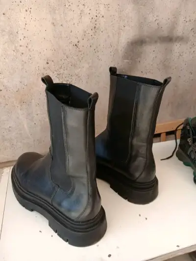 Botas negras de cuero estilo Chelsea - miniatura 1
