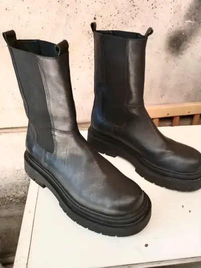 Botas negras de cuero estilo Chelsea - miniatura 2