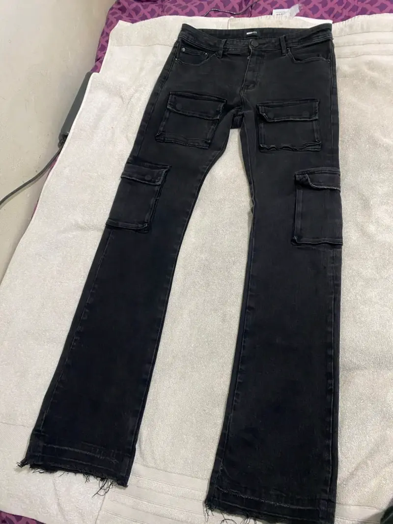 Jeans negros con bolsillos cargo - 2