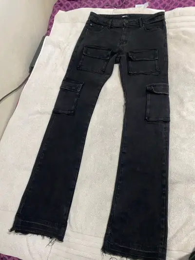 Jeans negros con bolsillos cargo - miniatura 2