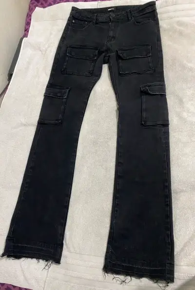 Jeans negros con bolsillos cargo - miniatura 3