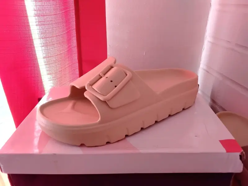 Sandalia beige con hebilla ajustable - 1