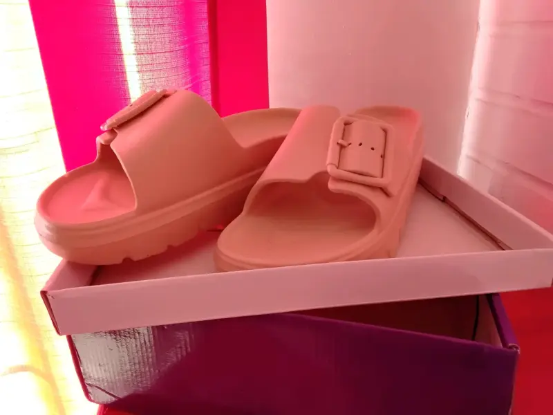 Sandalia beige con hebilla ajustable - 2