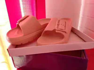 Sandalia beige con hebilla ajustable - miniatura 2