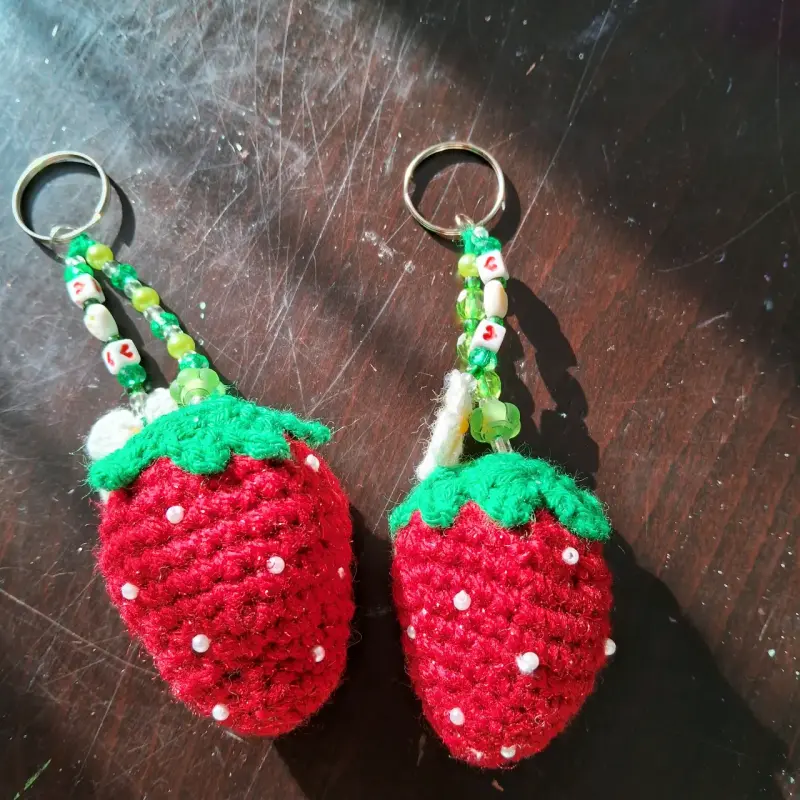 Llavero artesanal de frutilla tejido a crochet - 1