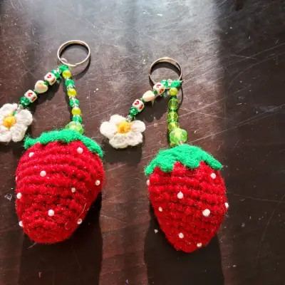 Llavero artesanal de frutilla tejido a crochet - miniatura 2