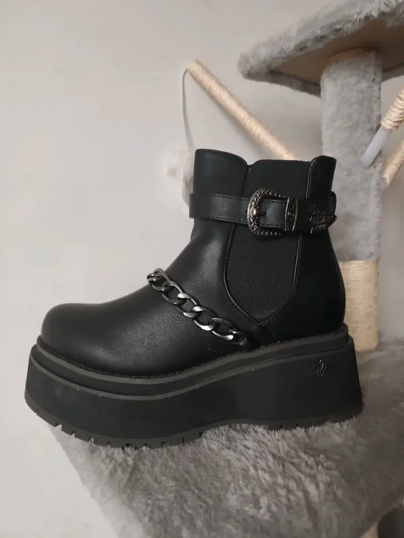Botines negros con cadena y plataforma