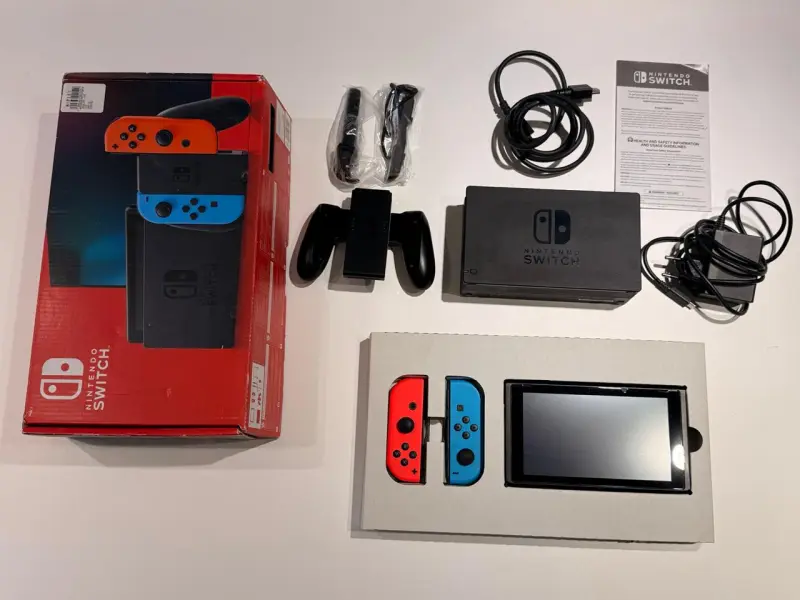 Consola Nintendo Switch con Joy-Con rojo y azul - 2