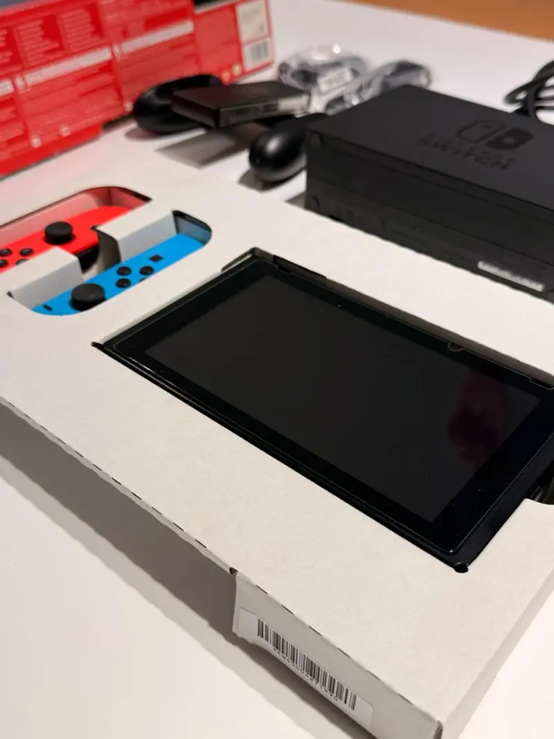 Consola Nintendo Switch con Joy-Con rojo y azul - 3