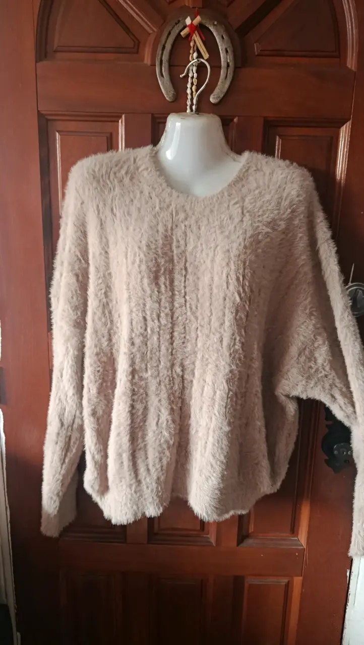 Suéter de lana beige suave para mujer - 1