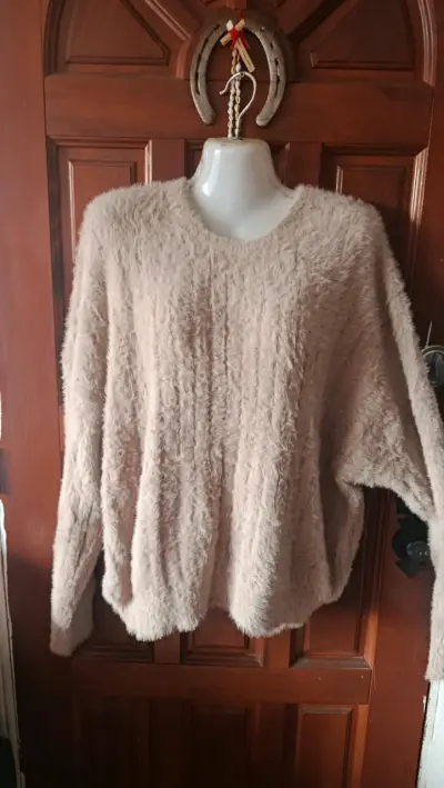 Suéter de lana beige suave para mujer - miniatura 7