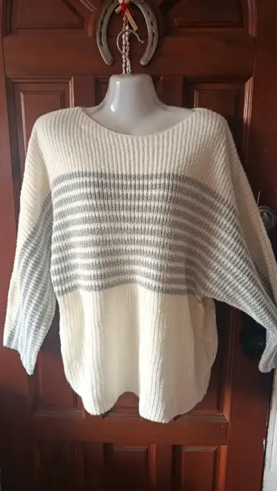 Suéter de lana beige suave para mujer - miniatura 9