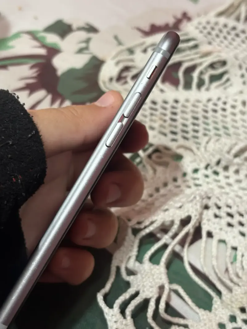 iPhone 6s gris en buen estado - 4