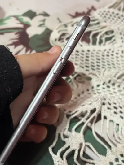 iPhone 6s gris en buen estado - miniatura 4