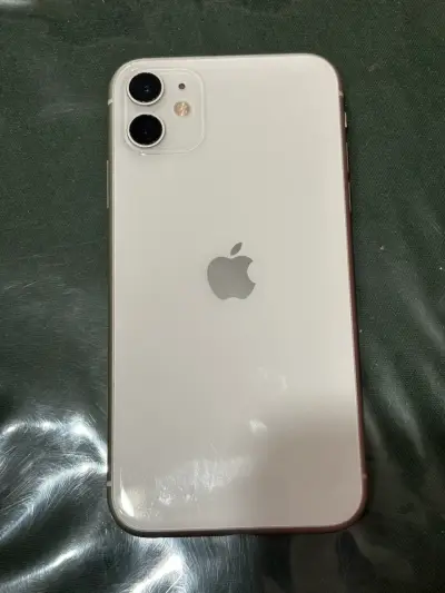 iPhone 11 con detalle - miniatura 2