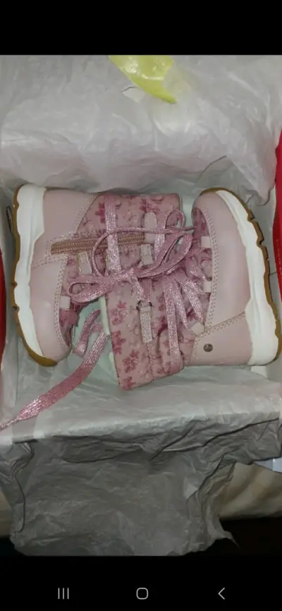 Botas infantiles rosas con diseño floral - miniatura 1