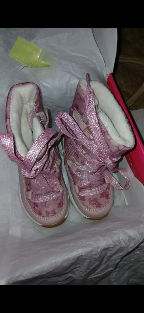 Botas infantiles rosas con diseño floral - 2