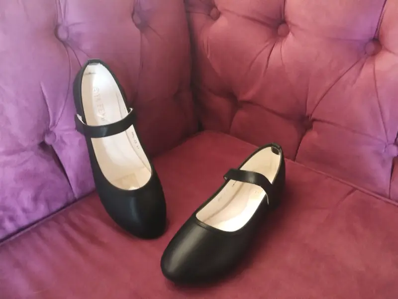 Zapatos planos negros de mujer con correa