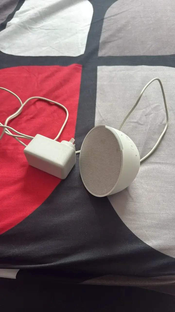 Altavoz inteligente blanco con cargador - 1