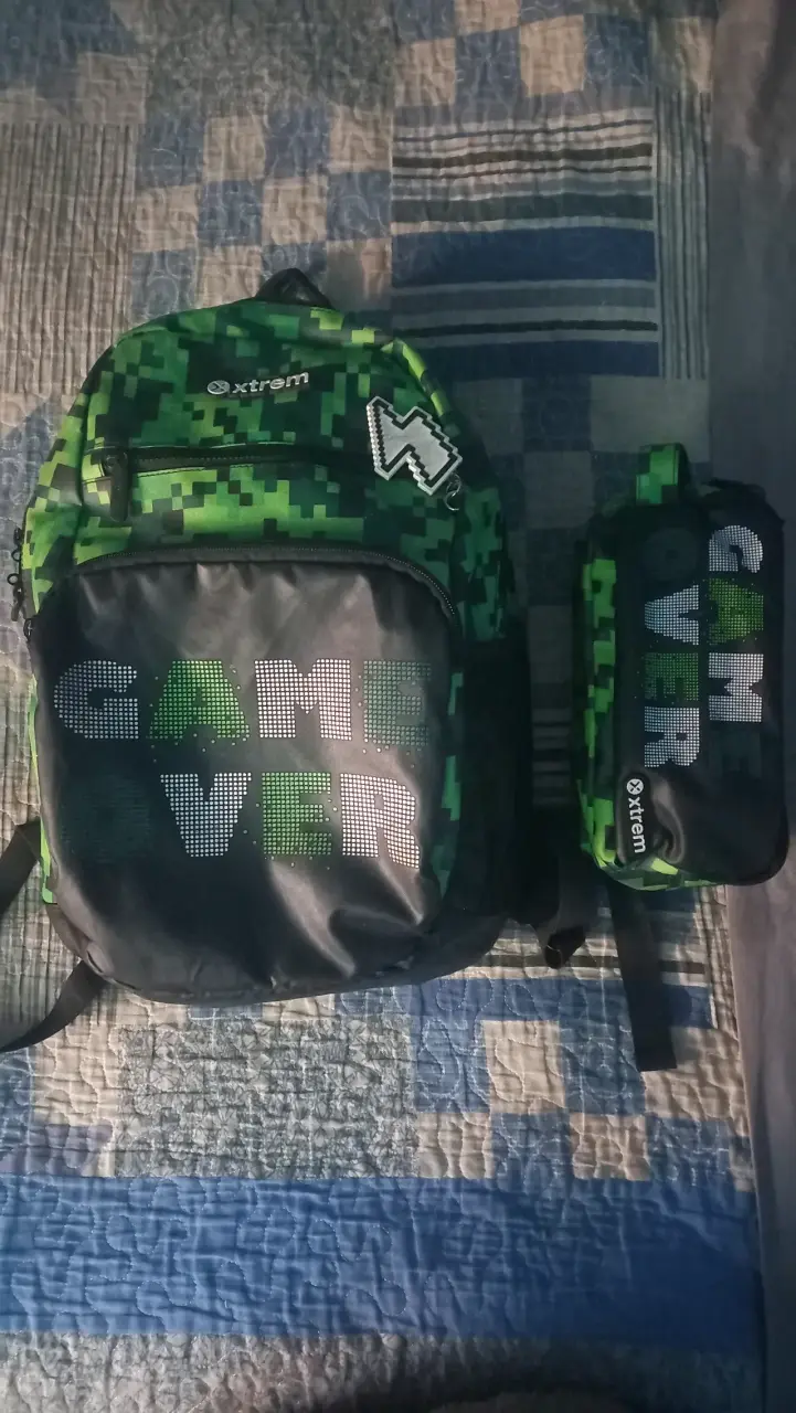 Mochila Xtrem verde con estuche Game Over