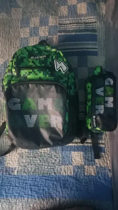 Mochila Xtrem verde con estuche Game Over - miniatura 1