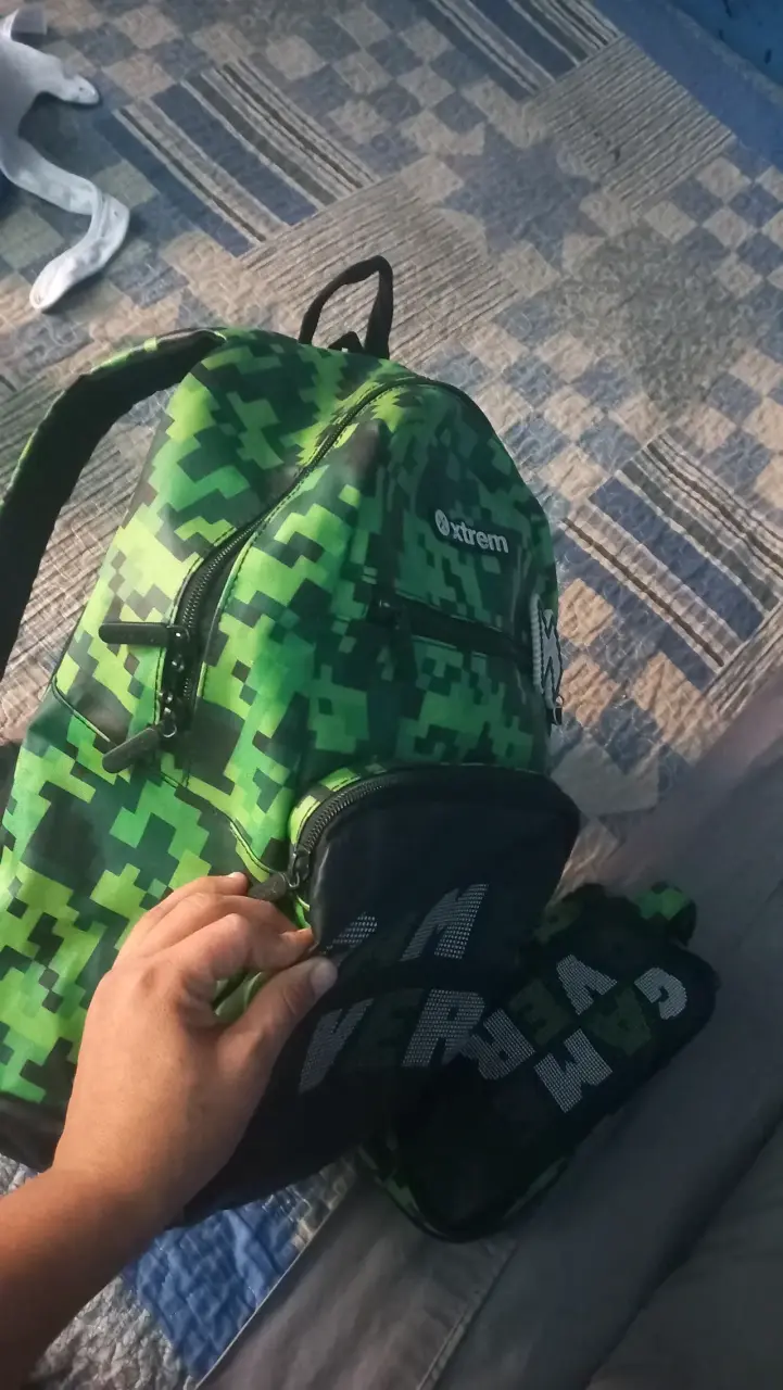 Mochila Xtrem verde con estuche Game Over - 2