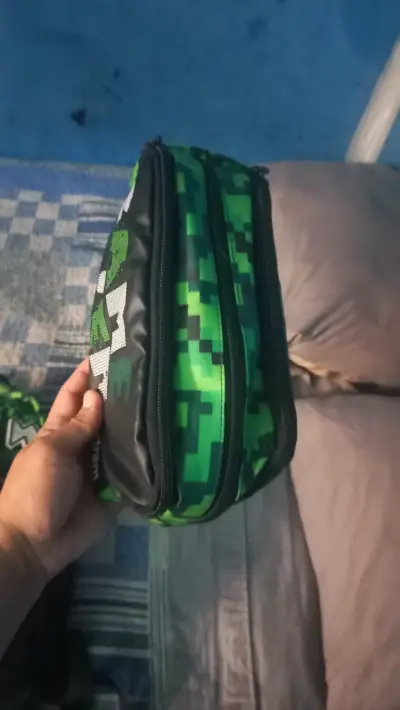 Mochila Xtrem verde con estuche Game Over - miniatura 3