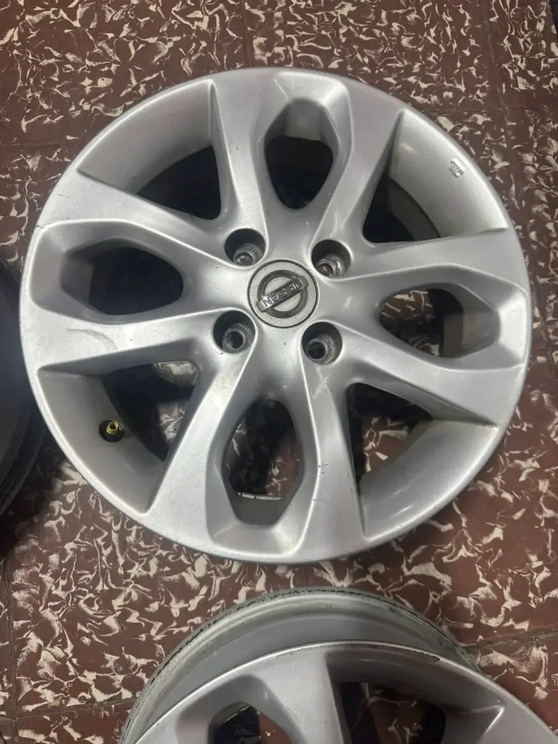 Juego de llantas Nissan de aleación 15 pulgadas - 2