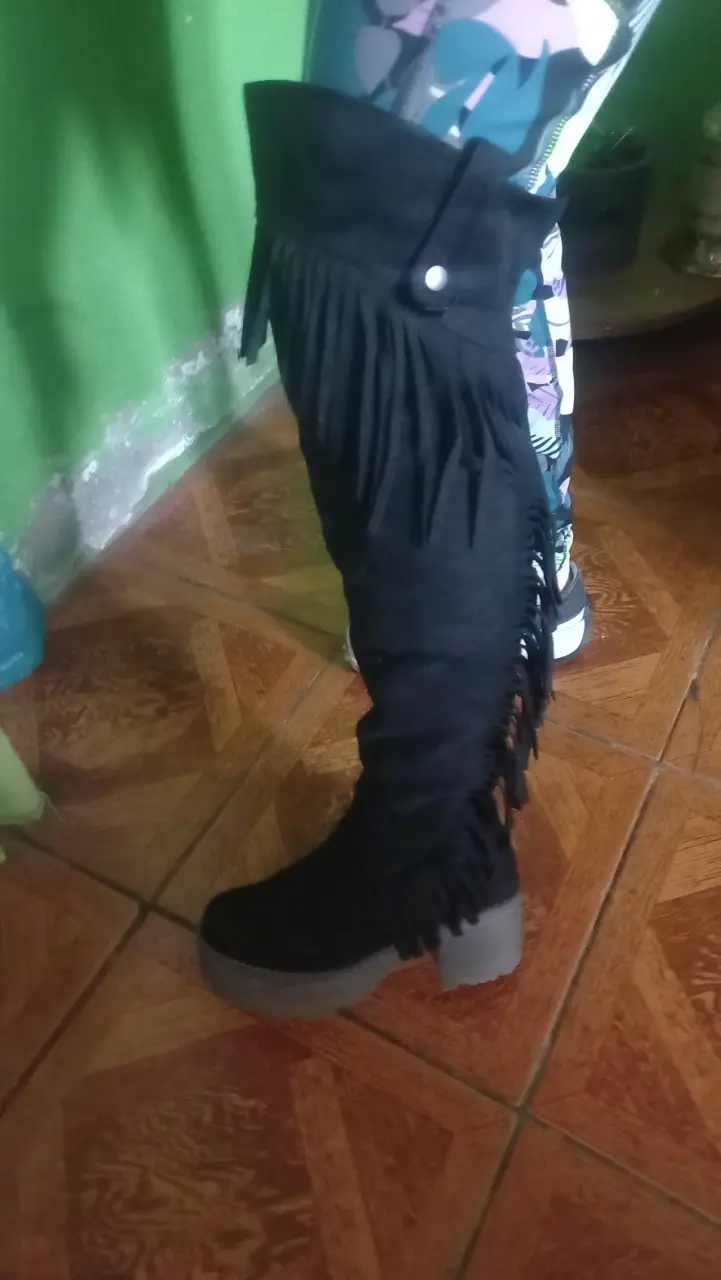Botas negras con flecos estilo vaquero