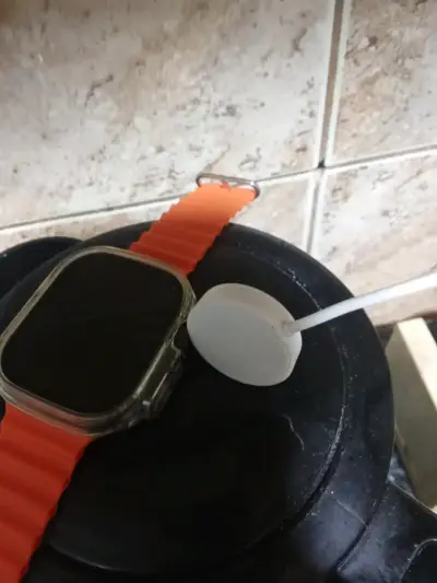 Smartwatch con correa naranja deportiva - miniatura 1