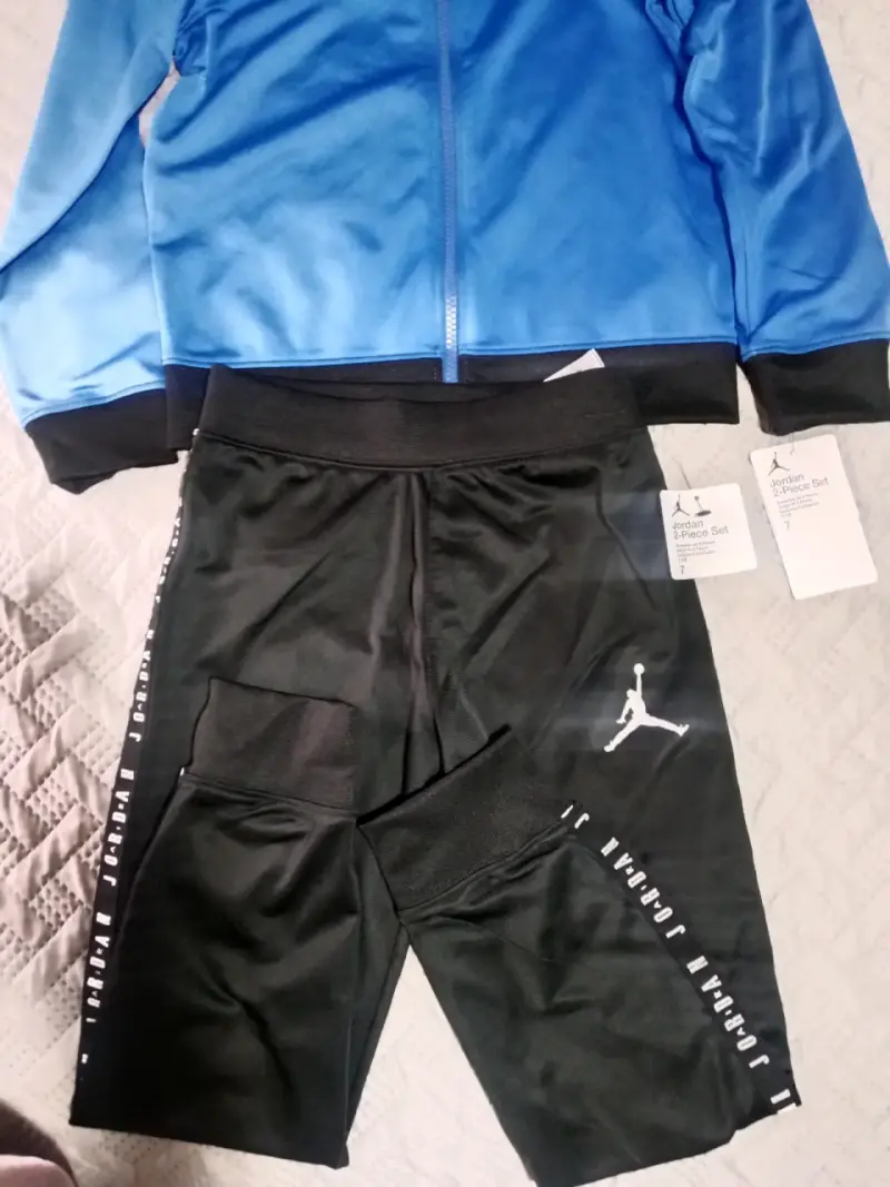 Conjunto deportivo Jordan azul y negro para niño - 1