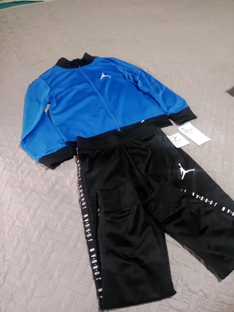 Conjunto deportivo Jordan azul y negro para niño - 2
