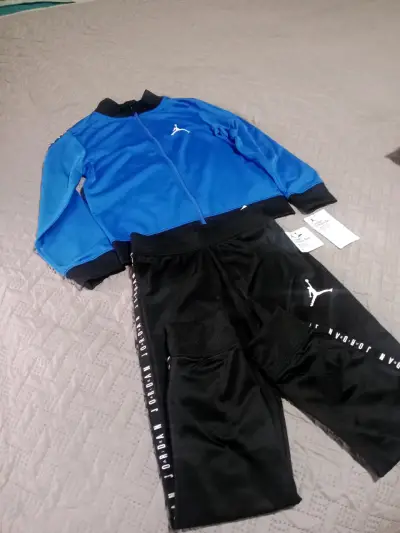 Conjunto deportivo Jordan azul y negro para niño - miniatura 2