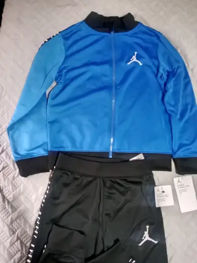 Conjunto deportivo Jordan azul y negro para niño - miniatura 4