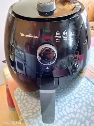 Freidora de aire Moulinex negra - miniatura 1