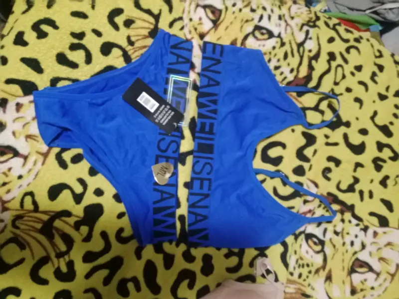 Conjunto deportivo azul marca visible - 1