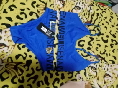 Conjunto deportivo azul marca visible - miniatura 2