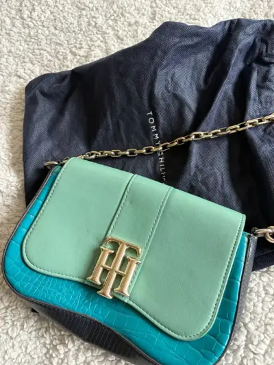 Cartera Tommy Hilfiger verde y azul con cadena - miniatura 1