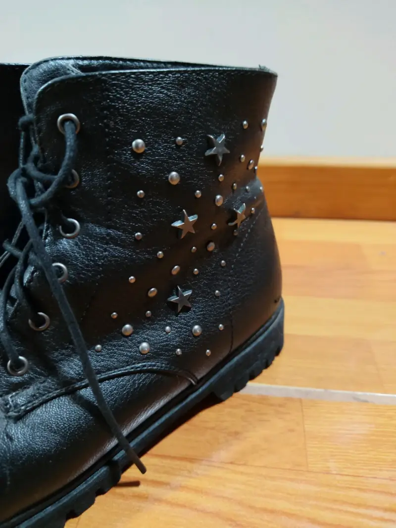 Botas negras con tachuelas y estrellas - 1